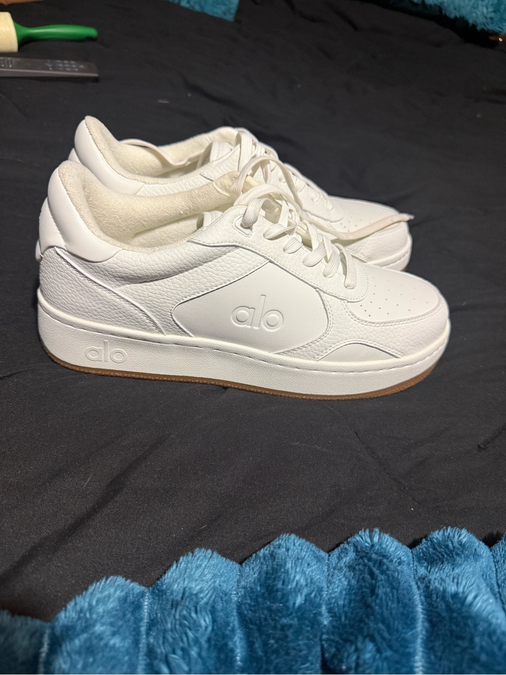 ALO Yoga Women/Men  White Low-Top Lace-Up Sneakers